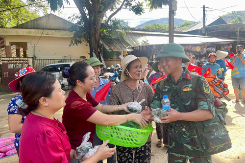 Giây phút xúc động chia tay bộ đội