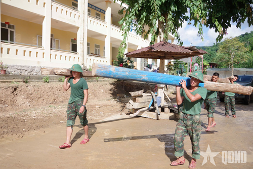 Bộ đội dốc sức hồi sinh ngôi trường vùng lũ