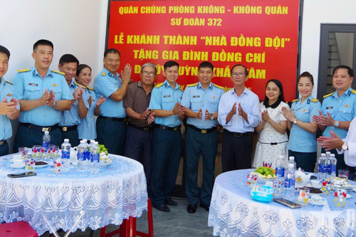 Sư đoàn Không quân 372 bàn giao 'Nhà đồng đội' tặng Đại úy Huỳnh Khắc Tâm