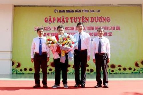 Gia Lai thưởng 100 triệu đồng cho học sinh giành Huy chương Vàng Olympic Tin học quốc tế 2025