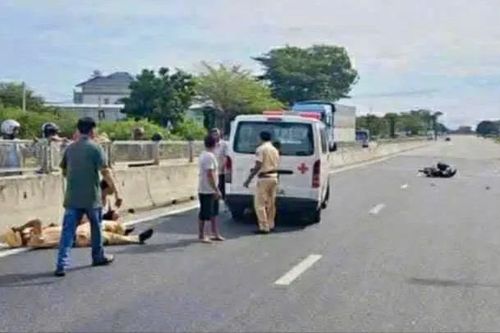 Cảnh sát giao thông bị người đi xe máy tông chấn thương