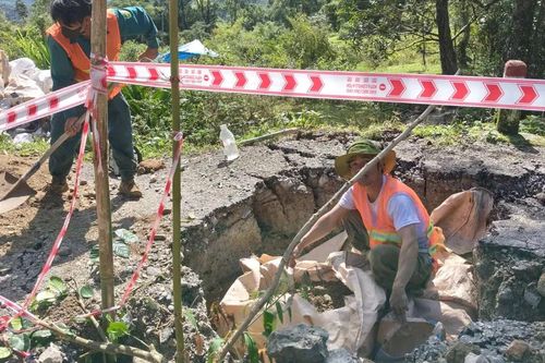 Quảng Ngãi: Sớm khắc phục hư hỏng tuyến đường huyết mạch sau mưa bão