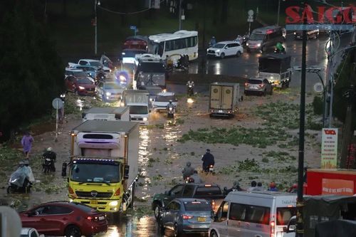 Lâm Đồng: Mưa lớn gây ngập trung tâm hành chính, sạt lở đất làm 2 người tử vong