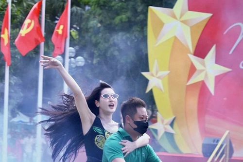 Hé lộ danh tính 'girl phố' hot nhất cõi mạng cuối tuần qua