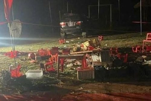 Ô tô đâm vào đám đông khiến 1 cháu nhỏ tử vong, nhiều người bị thương