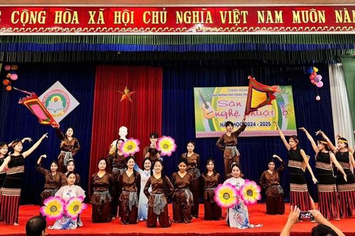 Nữ sinh Cơ Tu giữ bản sắc dân tộc thông qua môn Lịch sử