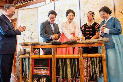 Tổng thống Hàn Quốc và Phu nhân chơi nhạc cụ truyền thống Việt Nam