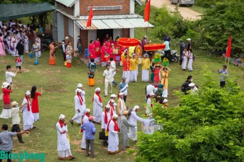 Khúc nguyện cầu an lành của người Chăm trong không gian lễ hội Pô Dam