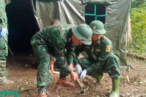 Dựng nhà tạm cho người dân vùng lũ ở Nhôn Mai