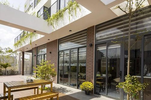 Ngôi nhà 250m2 đón trọn nắng sớm hướng Đông