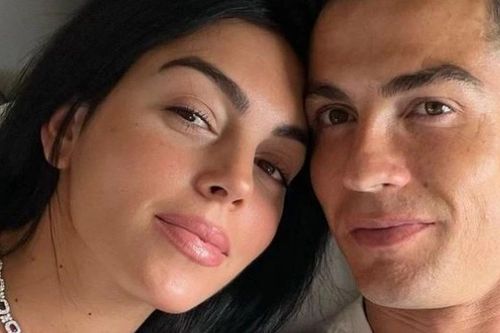 Ronaldo cầu hôn bạn gái