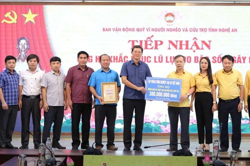 VRG hỗ trợ gần 1 tỷ đồng cho đồng bào vùng bão lũ