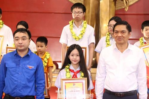 Đảng ủy các cơ quan Đảng tỉnh Nghệ An tuyên dương học sinh có thành tích cao