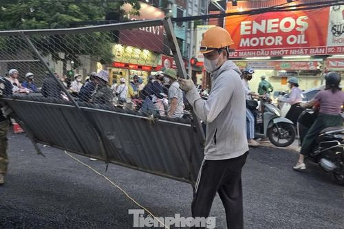 Hà Nội: Tháo dỡ tôn quây thi công, giải phóng nút thắt 'cổ chai' trên đường Nguyễn Tuân