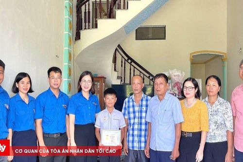 Cứu em nhỏ dưới kênh nước, nam sinh lớp 6 được tặng Huy hiệu 'Tuổi trẻ dũng cảm'