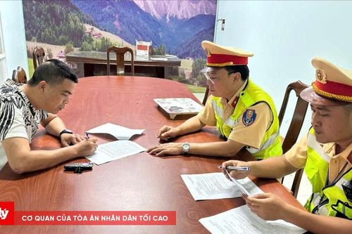 Tài xế không bằng lái 'nhồi' thêm 21 khách