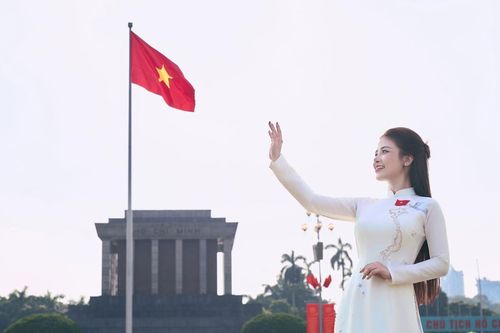 Xúc động với MV 'Tổ quốc trong ánh mặt trời' và 'Vút bay lên Việt Nam'