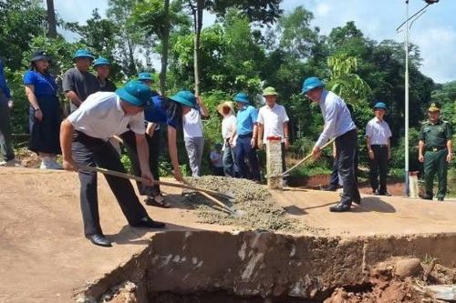 Khởi công cầu vượt lũ ngầm tràn Cà Roòng