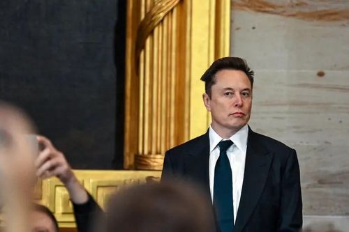 Elon Musk dọa kiện Apple