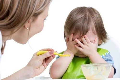 7 sai lầm 'to đùng' cha mẹ thường mắc phải khi cho trẻ ăn dặm