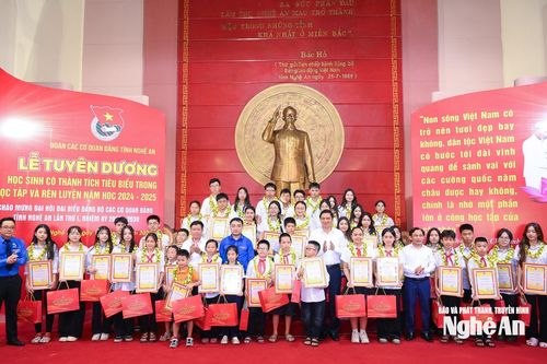 Đoàn Các cơ quan Đảng tỉnh Nghệ An tuyên dương học sinh có thành tích tiêu biểu trong học tập và rèn luyện