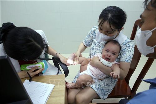 Nắng nóng kéo dài, số trẻ nhập viện gia tăng tại Đà Nẵng