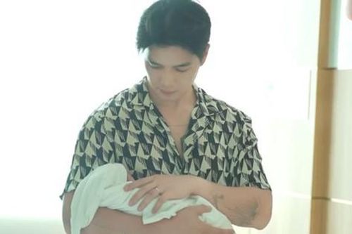 Nam CEO Việt kiều bảnh bao, nhập hội bố bỉm với hình ảnh gây sốc