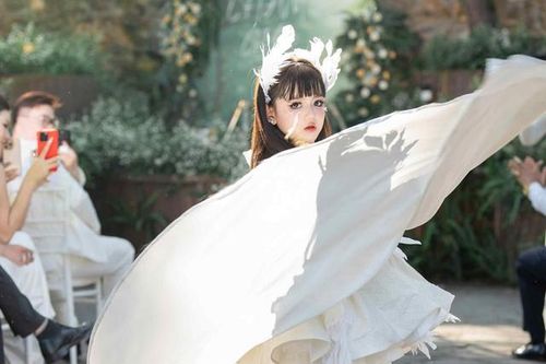 Cherry An Nhiên hút hồn trên sàn diễn 'Chạm Gió'