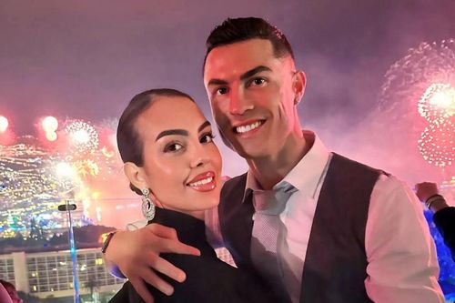 Ronaldo đính hôn với Georgina