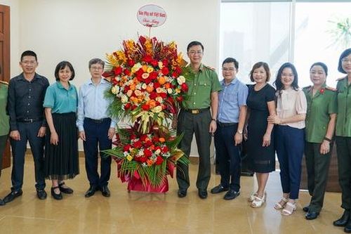 Báo Phụ nữ Việt Nam chúc mừng lực lượng CAND nhân dịp 80 năm Ngày truyền thống CAND