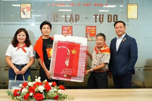 Những bông hoa 'Thương em' để hỗ trợ trẻ khuyết tật