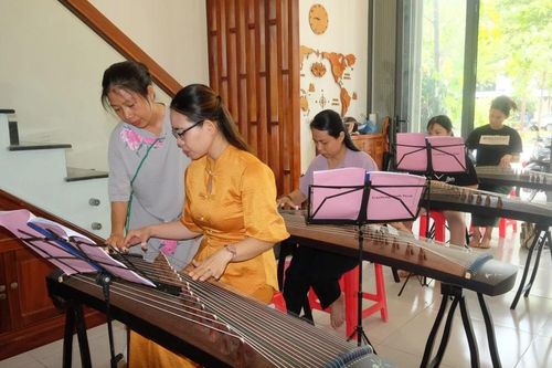 Gieo tiếng đàn cổ tranh trên đất Võ