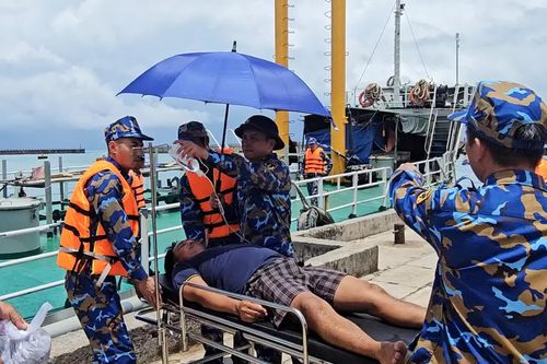 Hải đoàn 129 kịp thời đưa ngư dân bị nạn trên biển cấp cứu tại đảo Trường Sa