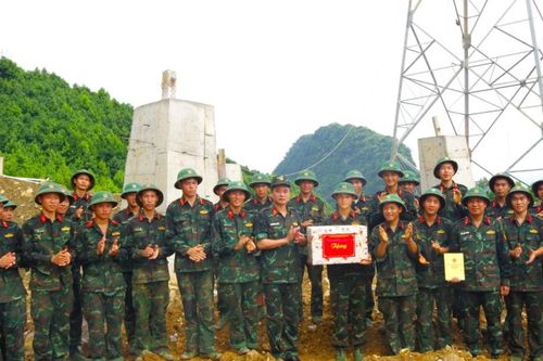 Bộ CHQS tỉnh thăm, tặng quà cán bộ, chiến sĩ tham gia hỗ trợ thi công đường dây 500KV Lào Cai - Vĩnh Yên