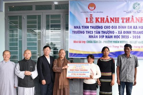 Trao nhà tình thương cho học sinh vùng sâu