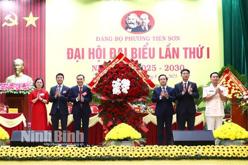 Đồng chí Chủ tịch UBND tỉnh Phạm Quang Ngọc dự và chỉ đạo Đại hội Đảng bộ phường Tiên Sơn, nhiệm kỳ 2025-2030