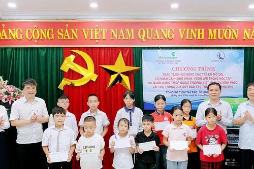 Trao học bổng cho trẻ em có hoàn cảnh đặc biệt khó khăn