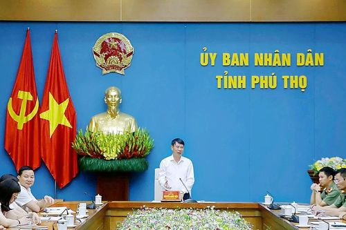 Phó Chủ tịch UBND tỉnh Nguyễn Khắc Hiếu nghe báo cáo về công tác chuẩn bị Lễ kỷ niệm 80 năm Ngày truyền thống Công an nhân dân