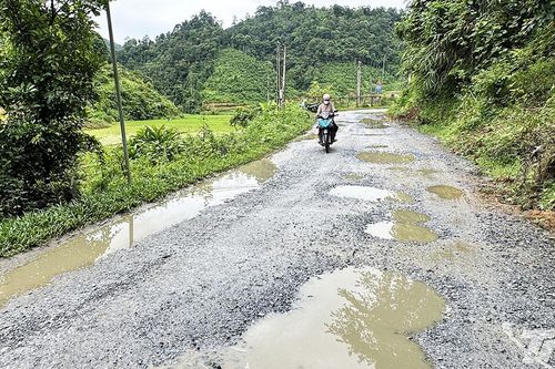 Đường xuống cấp nghiêm trọng, người dân mong muốn sớm được sửa chữa