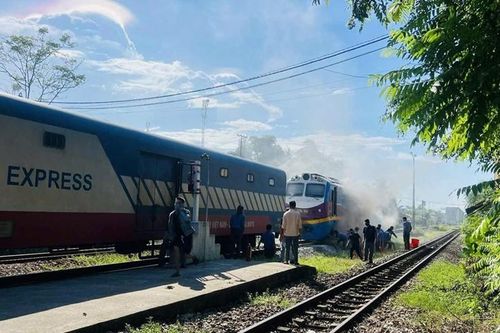 Nhanh chóng xử lý sự cố cháy đầu máy đoàn tàu SE4