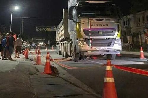 Xe đạp điện va chạm xe đầu kéo, thiếu niên 14 tuổi tử vong thương tâm