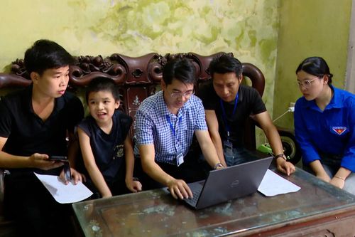Xã Hồng Vân nỗ lực hỗ trợ người dân chuyển đổi số