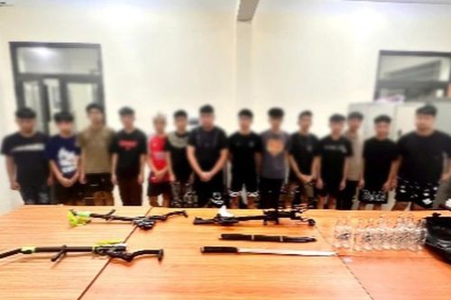 Bắt giữ 15 thanh thiếu niên hẹn nhau mang hung khí đến cổng trường học để giải quyết mâu thuẫn