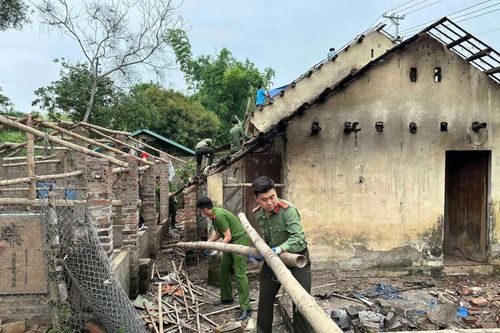 Thủ lĩnh Đoàn mang sắc phục Công an nhân dân