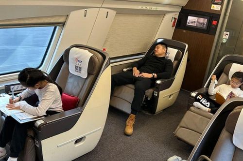 Bức ảnh chụp 2 đứa trẻ ngồi hạng thương gia gây sốt cõi mạng, nhiều người xem mà ngẫm tương lai 'con nhà giàu'