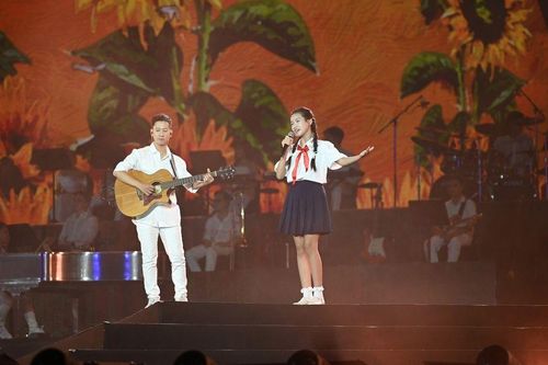 Bé gái 12 tuổi 'gây bão' SVĐ Mỹ Đình với màn 'fanchant' khủng nhất đêm concert Quốc gia