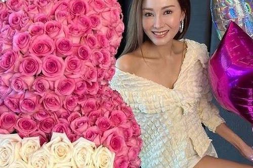 'Hoa hậu đẹp nhất lịch sử' làm dâu hào môn, cung phụng nhà chồng vẫn không được thừa kế, nuôi dạy con gây nhiều tranh cãi
