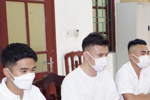 Lời khai tại cơ quan công an của nhóm 3 thanh niên tự đóng 'cảnh nóng' trên xe Mercedes ở Ninh Bình, lộ đạo cụ gây sốc để giả gái