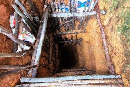 Kỳ 1: Rùng mình với 'địa đạo vàng tặc' trong rừng Bến Quan