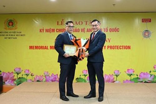 Bộ Công an trao Kỷ niệm chương tặng đại diện Cục An ninh ngoại giao, Bộ Ngoại giao Hoa Kỳ